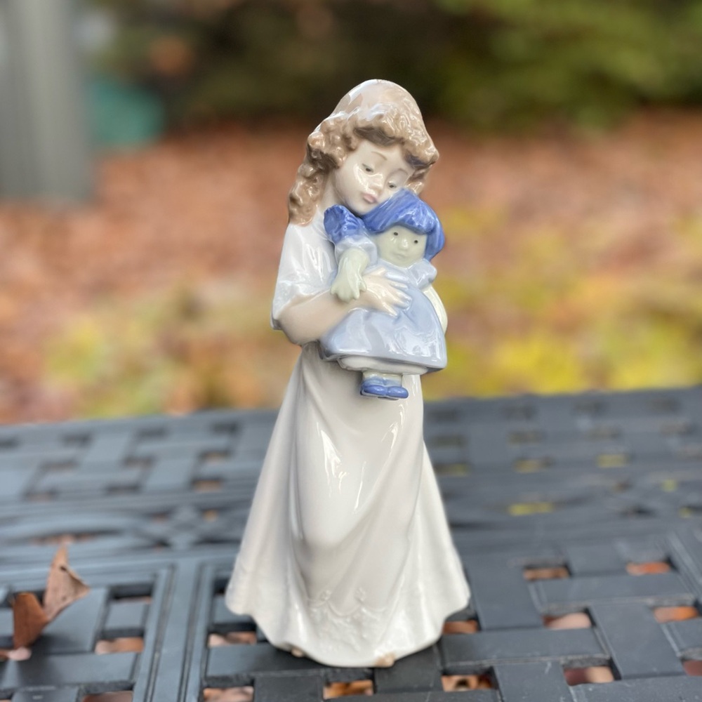 NAO by LLADRO #1107 We’re Sleepy Ceramic collectible figurine